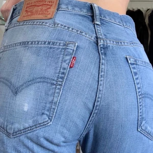 Levi’s jeans  - Low/Mid Waisted Vintage Levi’s jeans i en väldigt vacker blå färg! I storlek 33/32❤️‍🔥 (Första bilden är lånad) Säljer för att jag har för mycket jeans och för att jag behöver pengar:) Jag står för frakten, inte du🥳