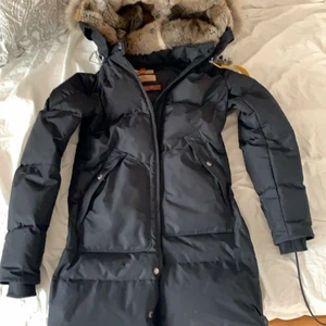 Parajumper, Longbear, svart  - Hej, säljer min vinterjacka, använd en vinter.