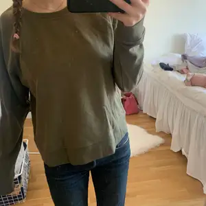 Grön sweatshirt från H&M! Jättebra skick⭐️ Lite tunnare i materialet så perfekt nu till våren😍 