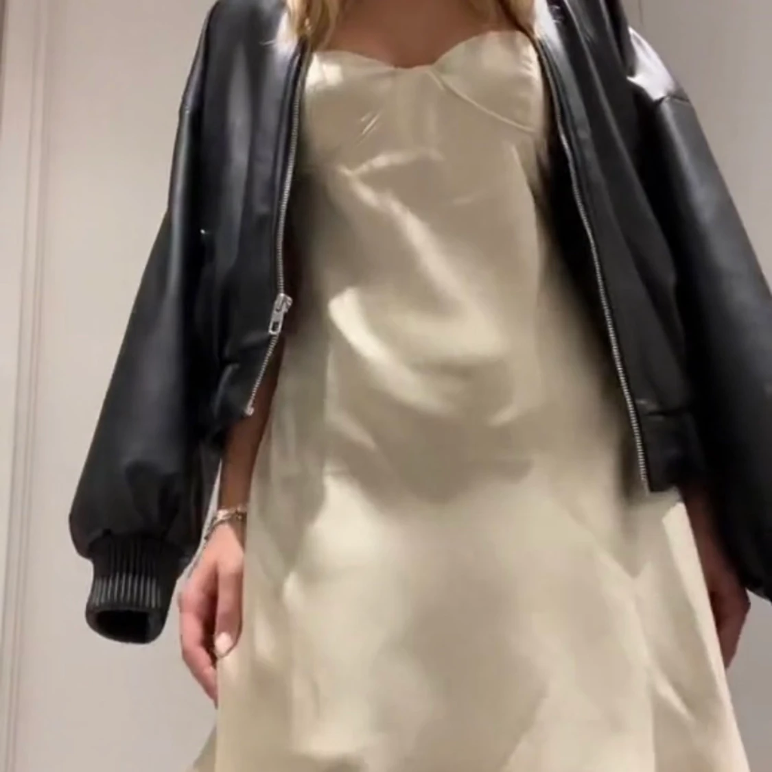 Zara satin klänning  - 90