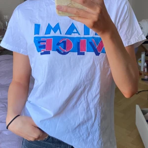 Miami Vice T-shirt - Enkel vit t-shirt med Miami Vice tryck från H&M i storlek M, aldrig använd.