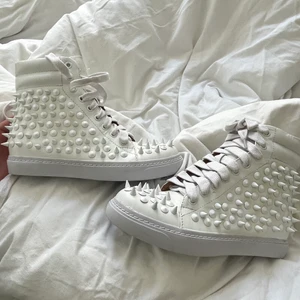 Sneakers - Jeffrey Campbell sneakers! Helt oanvända, säljs inte längre! Nypris cirka 1700kr! Storlek 38. Buda privat eller köp direkt