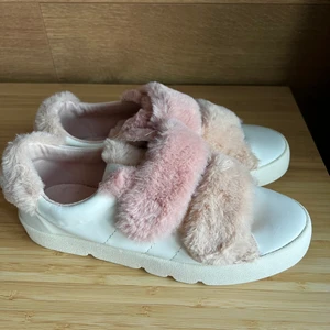 Sneakers Zara strl:36 - Helt oanvända sneakers med fuskpäls i rosa färg. 