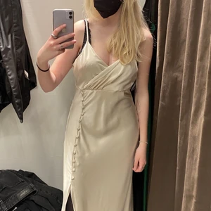 klänning - superfin klänning från Zara, köpt i spanien. aldrig använd då den är för stor på mig. champagnefärgad, går nästan ner till fötterna på mig som är 166. har en defekt längst ned men syns inte jättemycket. frakt tillkommer 📦