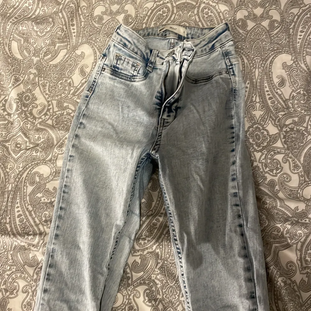 Molly jeans från Gina tricot i storlekar S. Bra skick. . Jeans & Byxor.