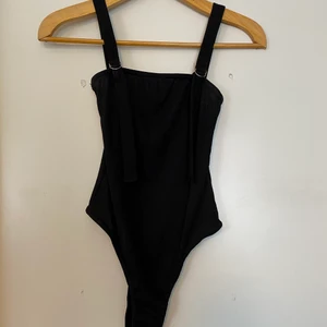 Ribbad body strl 36 - Fin body jag använt till fest med byxor, clean med raka axelband som har spännen så den känns lite mer speciell. Ganska rejält tyg så har kunnat ha den utan bh också.