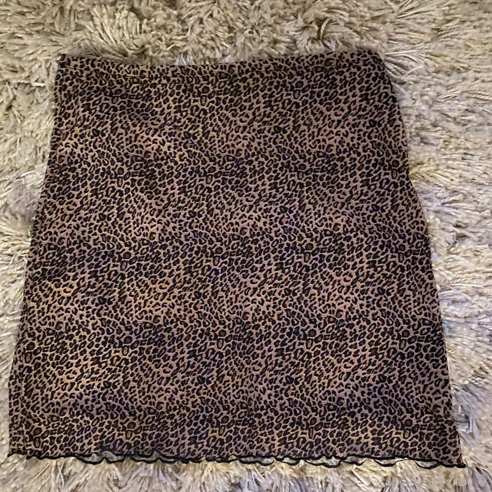Leopard mönstrad brun/beige kort kjol från SHEIN i strl S, är 166cm lång och den sitter bra för mig. Aldrig använt🖤🖤. Kjolar.