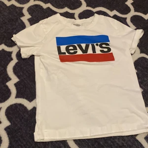 Levi’S T-shirt knappt använd  - LEVI’S t-shirten är i storlek 164.jag säljer den för att har haft den i min garderob och glömt bort den 