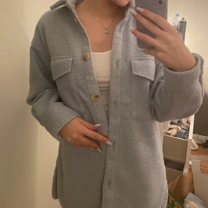 Jacka - Teddy flis jacka med knappar, ljus blå i färgen. Aldrig använd (inte min stil)