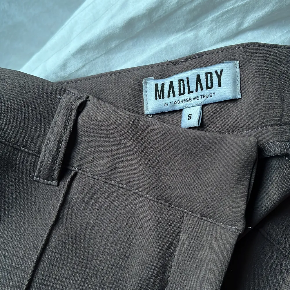 Ett par gråa kostymbyxor från Madlady i storlek 36. Använda en gång. Köparen står för leveranskostnaden.. Jeans & Byxor.
