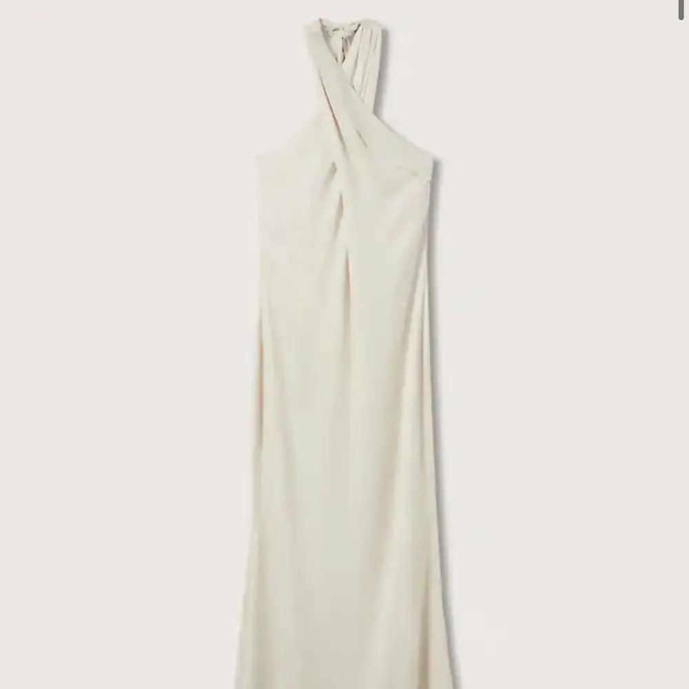 Söker denna klänning från mango i M eller L, skriv om ni vill sälja!. Klänningar.