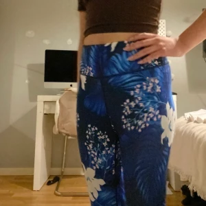 🌸Blommiga stronger tights🌸 - Säljer dess stronger tights då jag tror att dom inte kommer komma till användning någon mer gång! Köparen står för frakten.