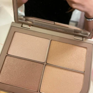 highlighter  - jsg säljer highlighter palett. är inte använd helt ny. jag oppnade för att ta en bild. den aldrig använd, superfint sick, kommer inte till använing, den som sakt den ny, frakt står köpare för själv, 