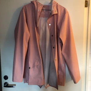 Rains rosa Regnjacka S  - Rains rosa Regnjacka. Mycket fin kvalitet och mycket gott skick! Trivdes inte i färgen. 