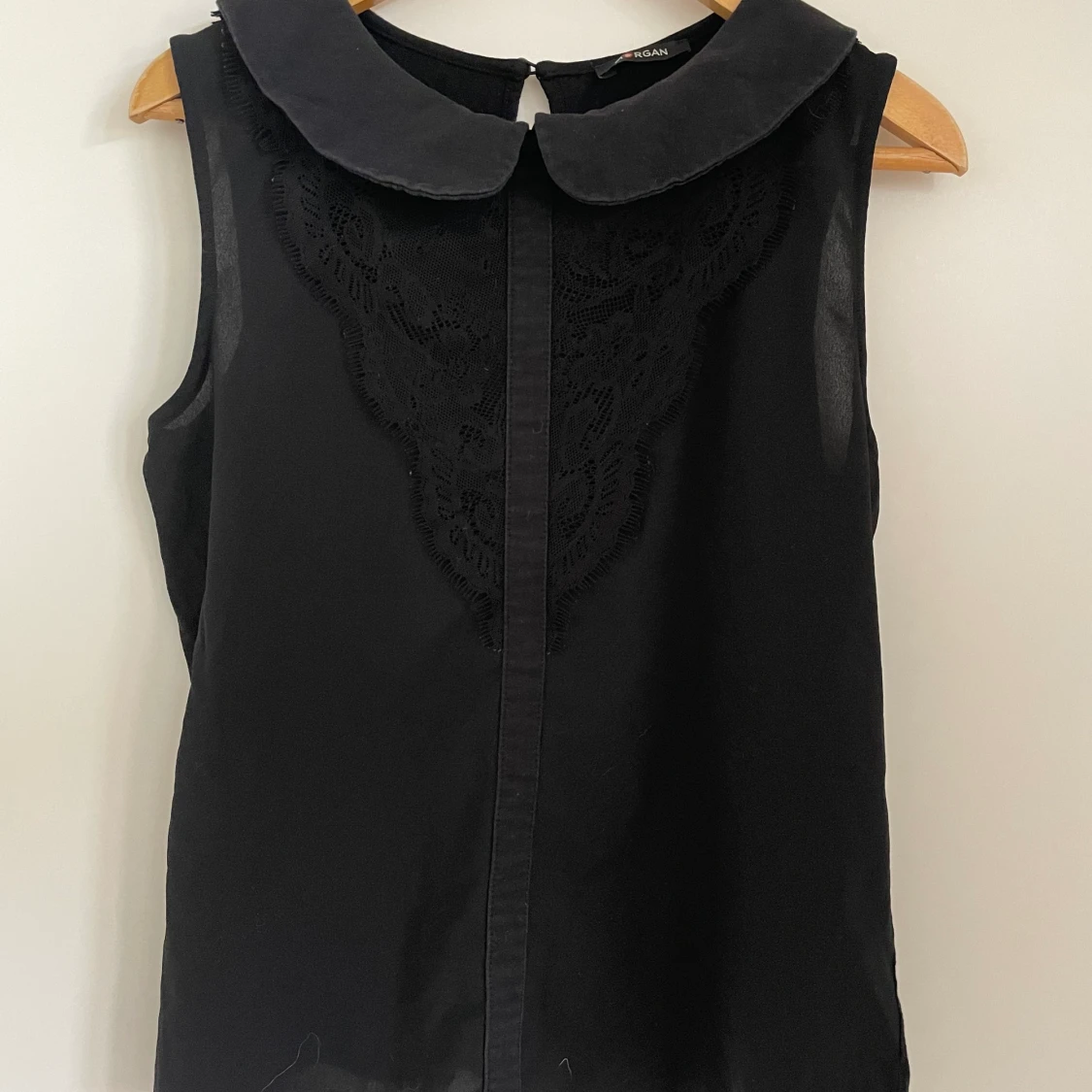 Blus med spets och Peter Pan-krage