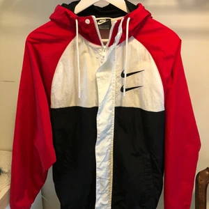 Nike vindjacka!  - Säljer min vindjacka, den är i bra skick! Det är storlek XS men passar även som S! Kvitto finns för jackan.