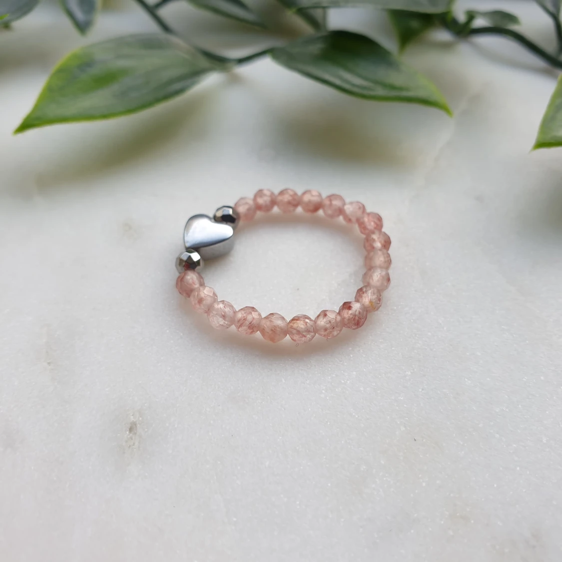 Ring gjort av halvädelstenar, jordgubbsk - 90