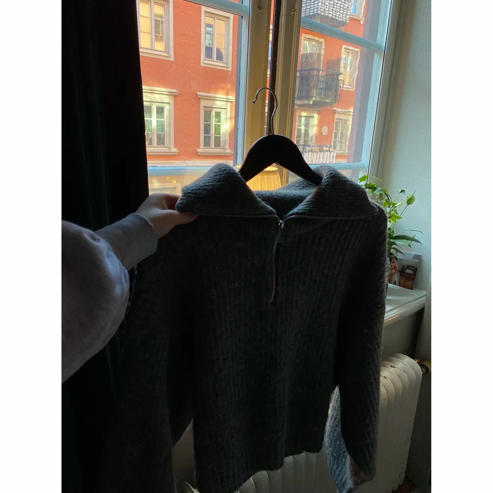 Säljer nu min fina stickade tröja från Gina tricot i storlek L, skulle påstå att storleken är liten så passar xs - l beroende på hur man vill att den ska sitta. Använd 1 gång så i nyskick. Nypris 400kr. Hoodies.