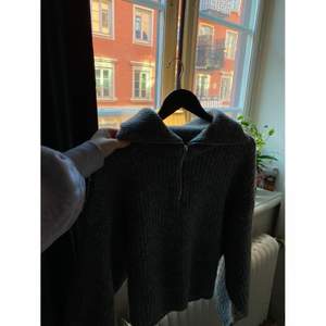 Säljer nu min fina stickade tröja från Gina tricot i storlek L, skulle påstå att storleken är liten så passar xs - l beroende på hur man vill att den ska sitta. Använd 1 gång så i nyskick. Nypris 400kr