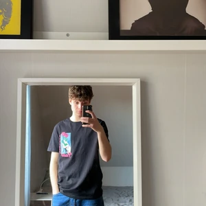 Yourturn svart tröja M - Svart tröja med rosa/blått tryck 