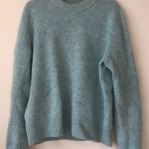 Acne studios turkos stickad tröja - En stickad turkos tröja från acne studios, ser mörkare ut på bilderna än vad den är, 100% bomull, storlek M, väldigt skön och bra passform