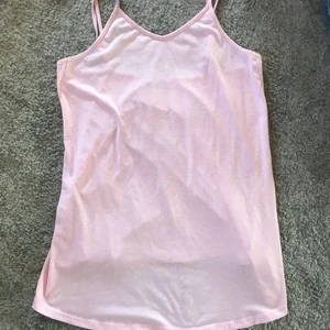 Pullover klänning - Rosa SVEA klänning, enkel att dra över efter man t:ex badat på stranden. Funkar även som nattlinne. Bra skick och använd fåtal gånger. Kan mötas inom Borlänge och lite stor i storleken 