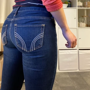 Jeans från Hollister  - Låga jeans från hollister. Använda 2-3 ggr. Lite lång i benen för mig som är 163, går att vika upp. Storlek: W25 och L31. Passar XS-S