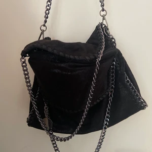 Jättefin Stella Mccartney liknande väska - Nyskick!! Använd vid fåtal tillfällen! Köpt i Portugal för 50£, alltså ca 500 kr💕 (inte äkta) egna bilder (EJ SÅLD!! Oseriösa budgivare!!)