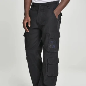 brandit cargo pants - knappt använda, oversised på mig som brukar ha storlek xs-s på byxor. har band innanför midjan så man kan dra åt om det behövs! originalpris 735kr, slutsålda överallt!