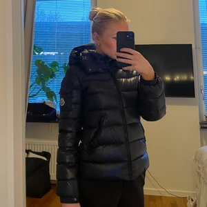 Mörkblå moncler jacka  - Använd en vinter så i bra skick, köpt på nk förra vintern! Passar en xs  