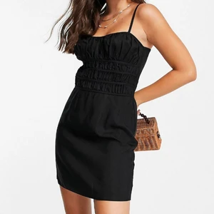 Klänning - Klänning i storlek 36 från asos (slutsåld på hemsidan) 🦋 hör av er vid minsta intresse eller fundering så löser vi det!💕 obs skriv till mig innan ni klickar på köp nu 🫶