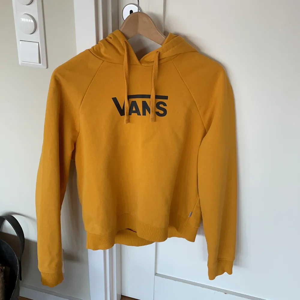 En gul hoddie som är i fint skick. Tröjan kommer ifrån Vans och har en fin passform. Köparen betalar frakten. . Hoodies.