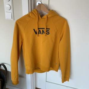 En gul hoddie som är i fint skick. Tröjan kommer ifrån Vans och har en fin passform. Köparen betalar frakten. 