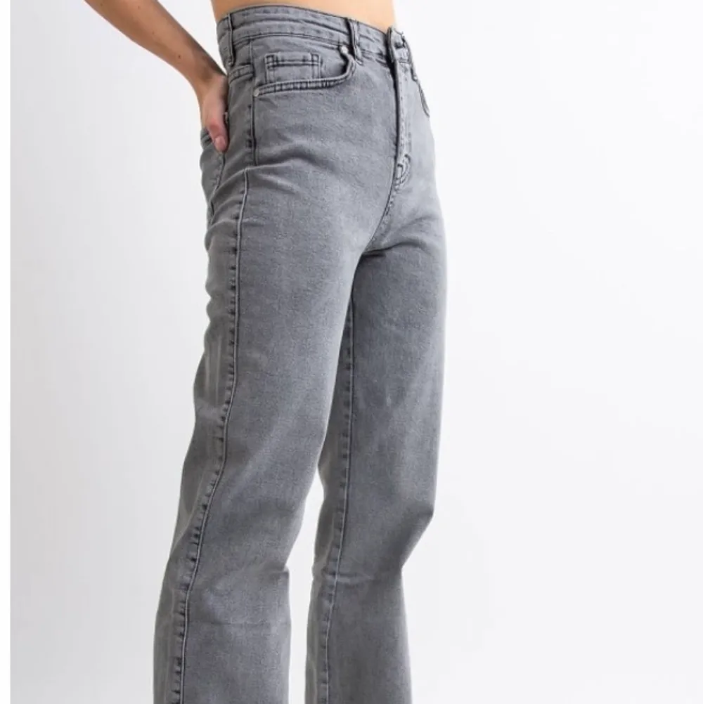 Säljer dessa i storlek 38 då dem är för stora för mig. Stretchiga i materialet! . Jeans & Byxor.
