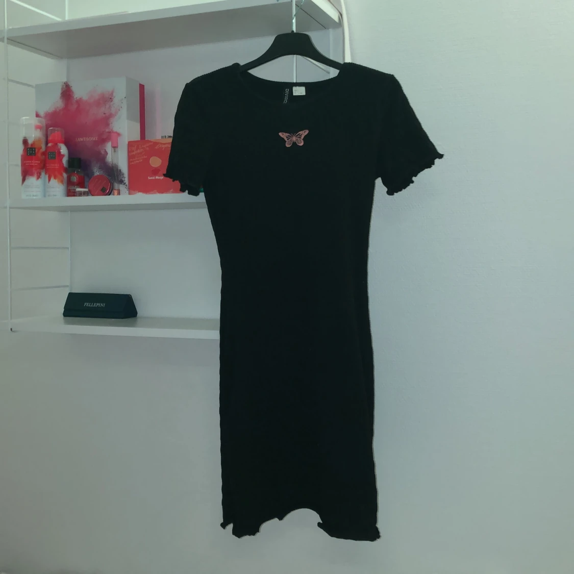 Svart klänning med rosa fjäril från H&M - 90