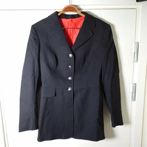 Kavaj/jacka - En äldre ridjacka/kavaj med rött foder och till stor del ull. Små hästar på silverknapparna. Ingen storleksmärkning men är som en S🌱