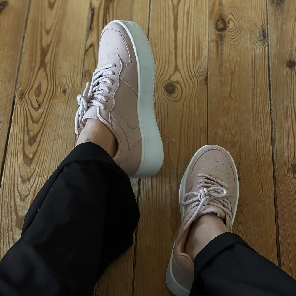 Nude/vita sneakers från nelly shoes. Så sköna! Använda en gång. Skor.