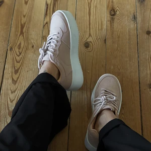Chunky Sneakers från nelly - Nude/vita sneakers från nelly shoes. Så sköna! Använda en gång