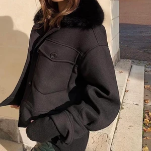 Meotine jacka - Jag säljer min svarta meotine jacka i storlek S💕 Köptes i vintras och säljer nu pga ingen användning, den är i nyskick. Nypris: 2800 jag säljer för 2000💕 