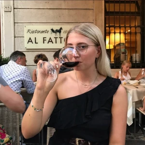 Linne med en axel  - Enaxlat linne med volang över brösten. Finns ingen lapp då jag tog bort den för att den alltid ploppade upp. Den är i alla fall från H&M och är i storlek 38.🌞