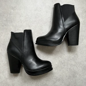 BOOTS - Chelsea boots med klack, sista bilden visar längd på klacken. Helt oanvända då jag råkade klicka hem två par. Äkta läder.