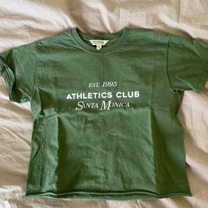 Säljer denna gröna tröjan från Asos som är lite croppad. Relativt väl använd🥰 frakt ingår inte💗