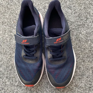 Fina jumpa skor till barn och bra pris - Vi har inte använt den många gånger bara 1-3 gånger och dom är jätte snygga