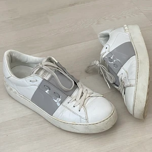 Valentinos  - Säljer dessa gråa valentinos, dustbag och extra snören följer med, strl 39!! Bara att skriva om ni undrar något🥰