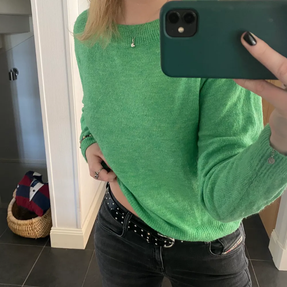 Säljer denna stickade tröja i skitcool grön färg ifrån hm, lappen med storlek är borta men skulle gissa på att det är en S.. Stickat.