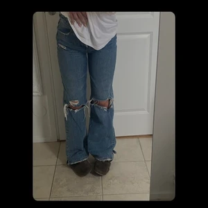 Jeans Zara - Snygga jeans från zara med hål på knäna🖤 jag är 170cm lång o bär ofta 36 som referens🖤 flera frågor? Skriv till mig privat🖤 ha en fin dag🖤