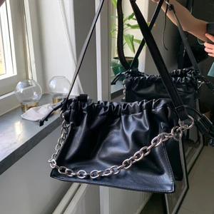 🖤 SKINNVÄSKA 🖤 - Skinnväska från NA-KD. Aldrig kommit till användning. Har prislapp kvar. Köparen står för frakten 🖤