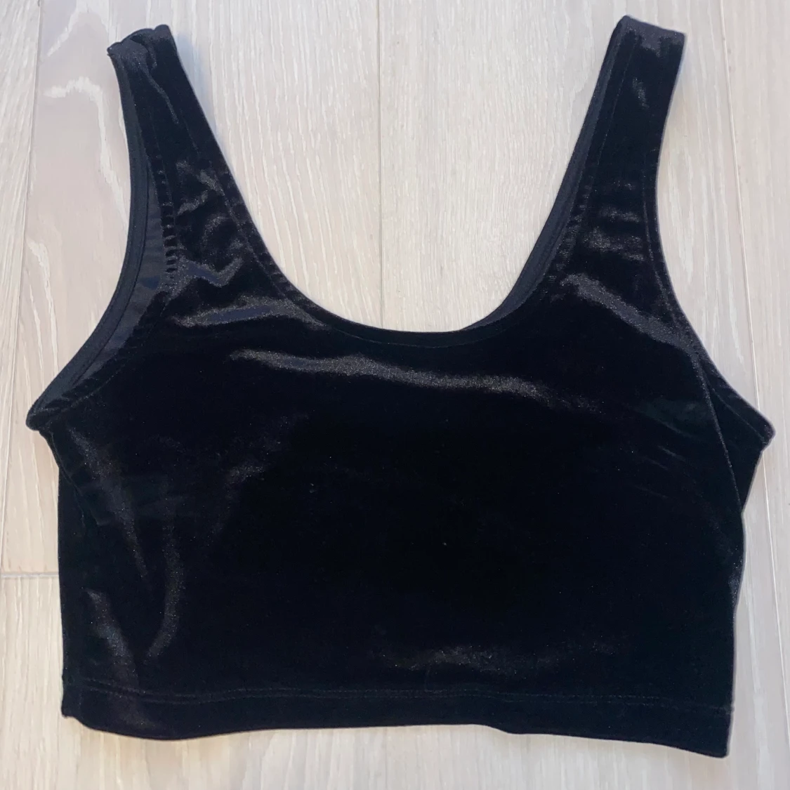 Svart CROP TOP