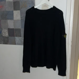 Äkta Stone Island Wollen Sweater Size L - Köpt på Nitty Gritty i Stockholm. Lätt använd ny skick. Ska kolla om jag har kvitto kvar på den