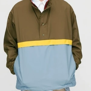 Modern vårjacka från Jw Anderson - Limited edition vårjacka från Jw Anderson/Uniqlo. Sparsamt använd. Storlek L. 